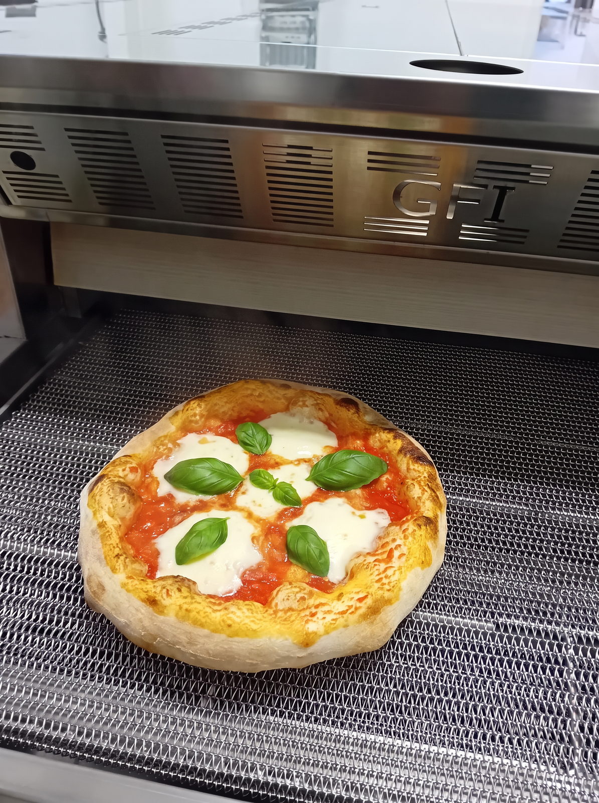 Autentisk italiensk pizza på en mørk marmoroverflade